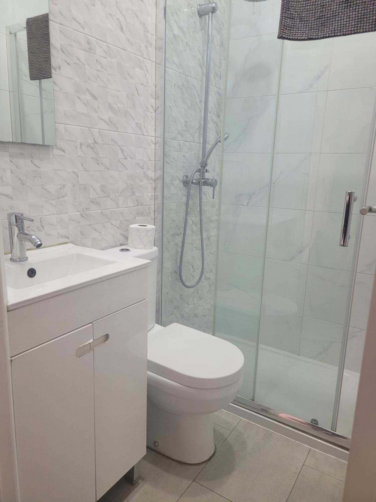 Hotel Residencial Valentina Lizbona Pokój zdjęcie A shower cubicle