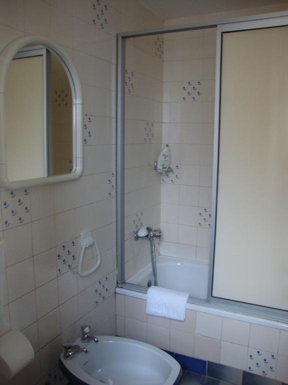 Hotel Residencial Valentina Lizbona Zewnętrze zdjęcie A shower door