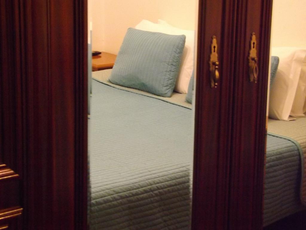 Hotel Residencial Valentina Lizbona Zewnętrze zdjęcie A bed in a hotel room
